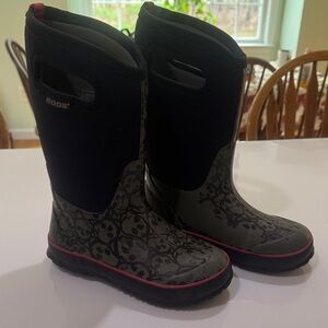 Bogs Black and Gray Skull Pattern Boots